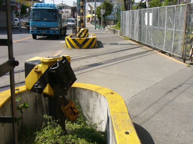 レールがそのまま残る踏み切り跡